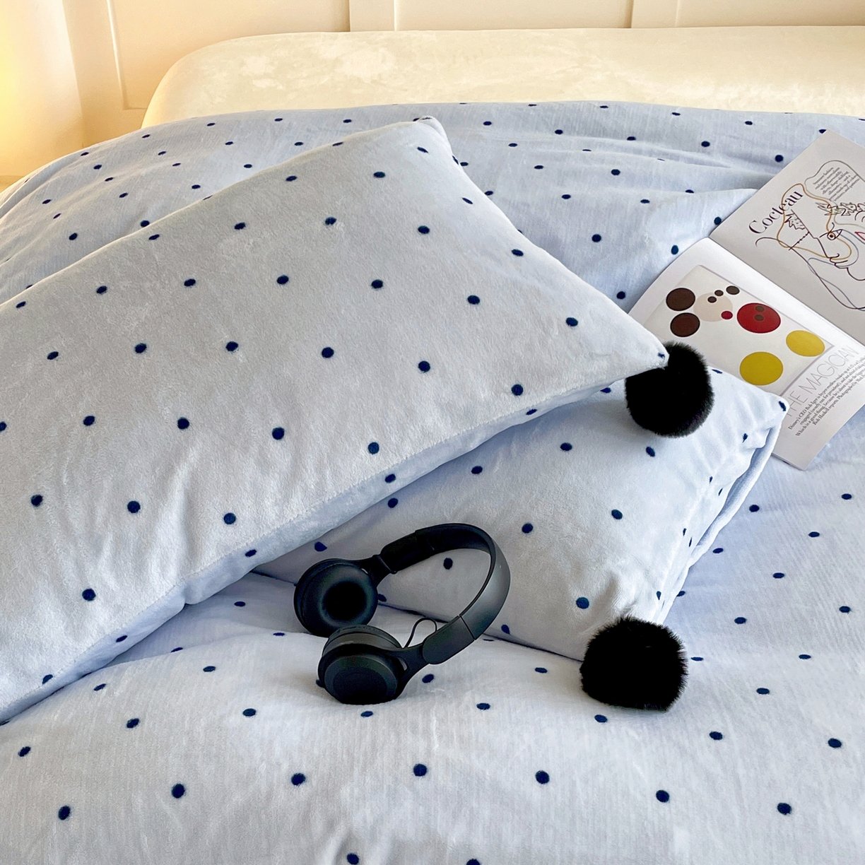 91家纺网 家纺一手货源 找家纺 丽涵家纺 2025秋冬新品混搭波点牛奶绒四件套-拍摄风格一 波点-蓝色