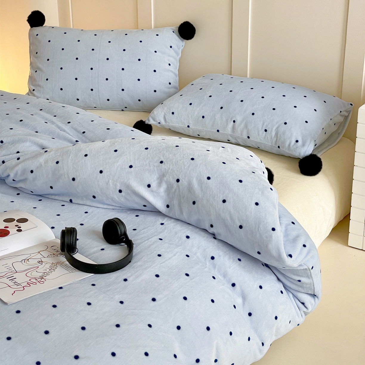 91家纺网 家纺一手货源 找家纺 丽涵家纺 2025秋冬新品混搭波点牛奶绒四件套-拍摄风格一 波点-蓝色