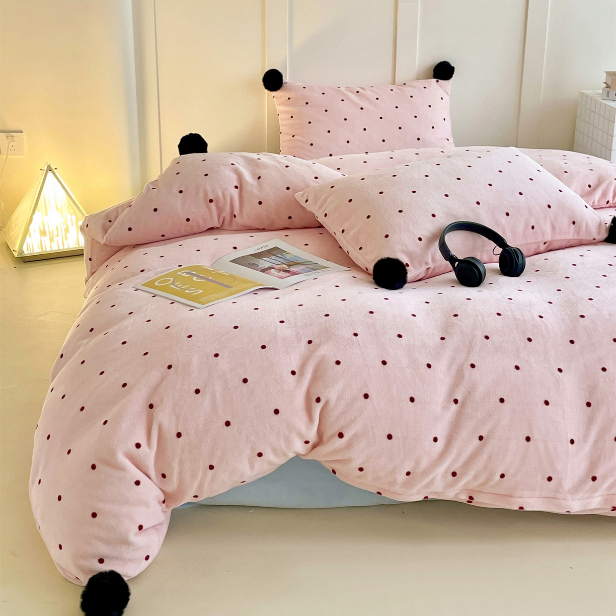 91家纺网 家纺一手货源 找家纺 （总）丽涵家纺 2025秋冬新品混搭波点牛奶绒四件套-拍摄风格一