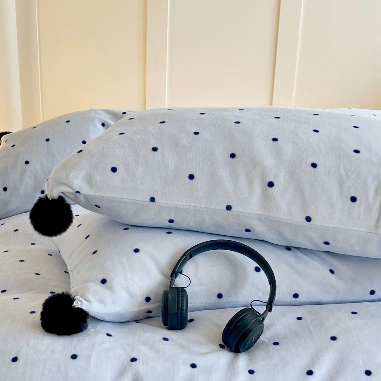 91家纺网 家纺一手货源 找家纺 丽涵家纺 2025秋冬新品混搭波点牛奶绒四件套-拍摄风格一 波点-蓝色