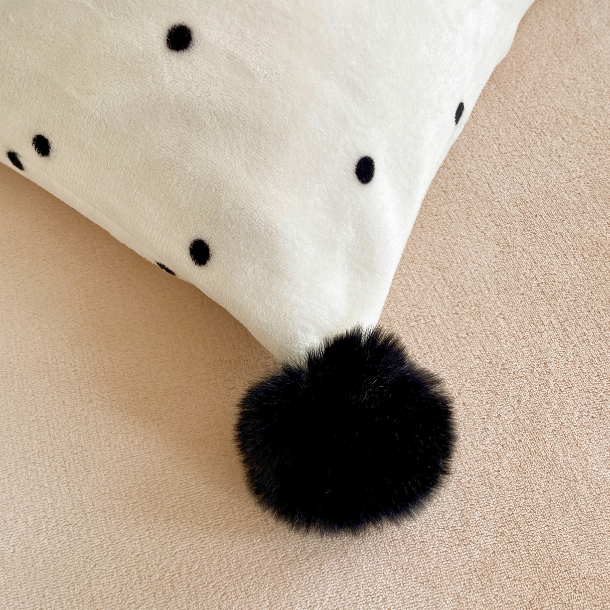 91家纺网 家纺一手货源 找家纺 丽涵家纺 2025秋冬新品混搭波点牛奶绒四件套-拍摄风格一 波点-奶白