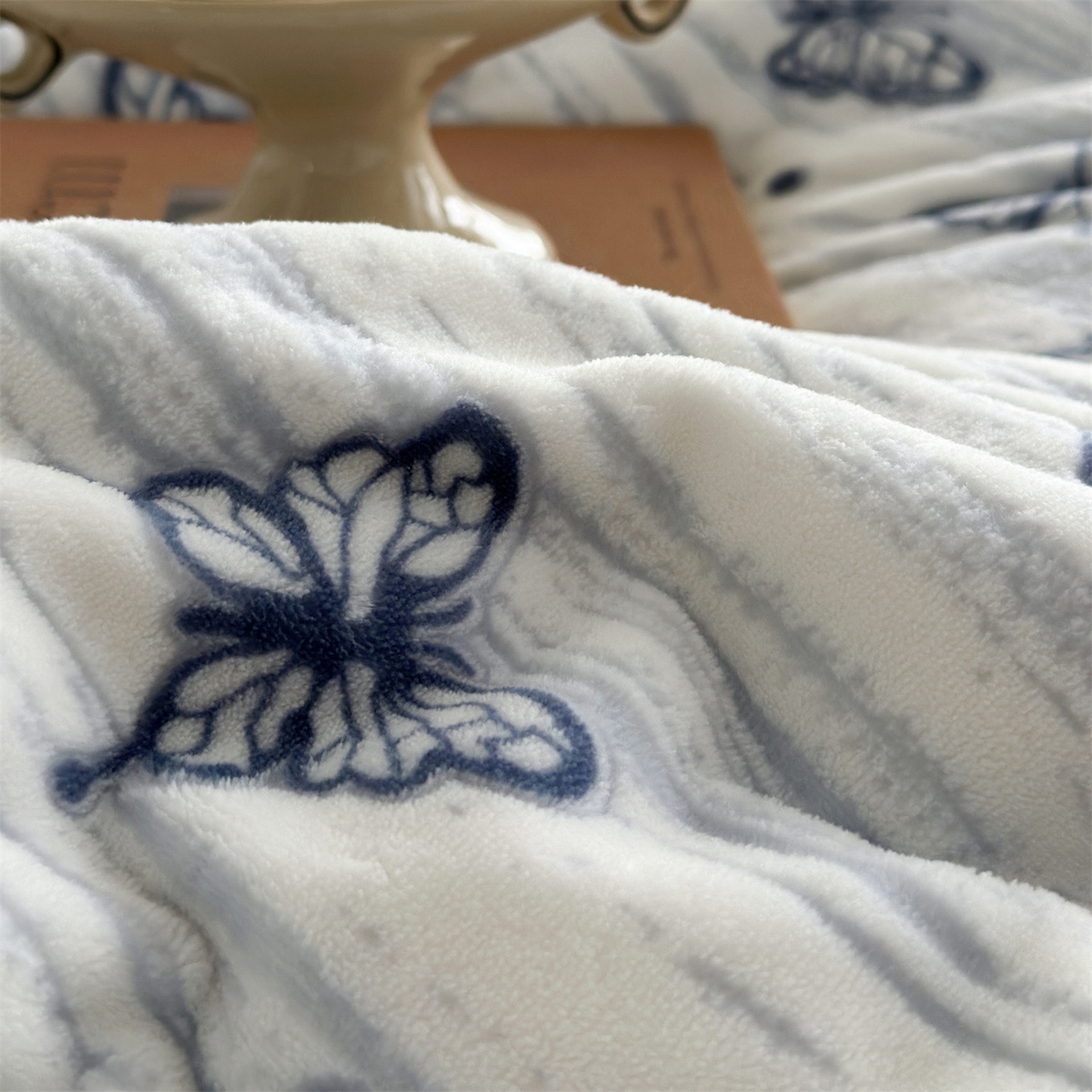 91家纺网 家纺一手货源 找家纺 （总）梦幻之城 2025新款雕花牛奶绒系列四件套-蝶缦