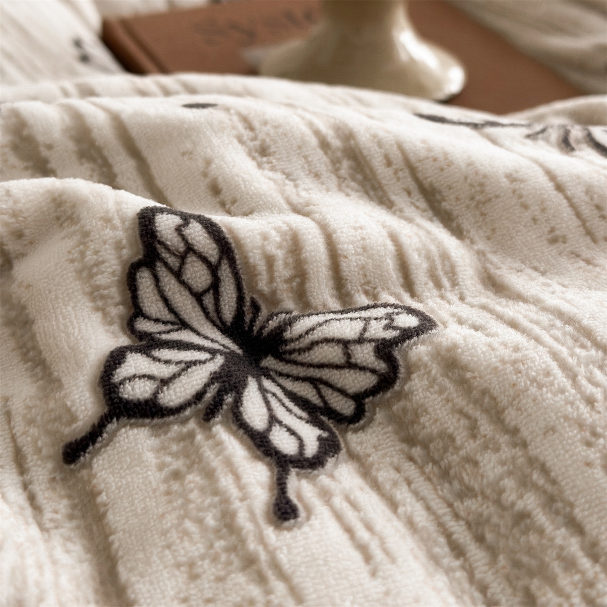 91家纺网 家纺一手货源 找家纺 梦幻之城 2025新款雕花牛奶绒系列四件套-蝶缦 蝶缦-香槟色