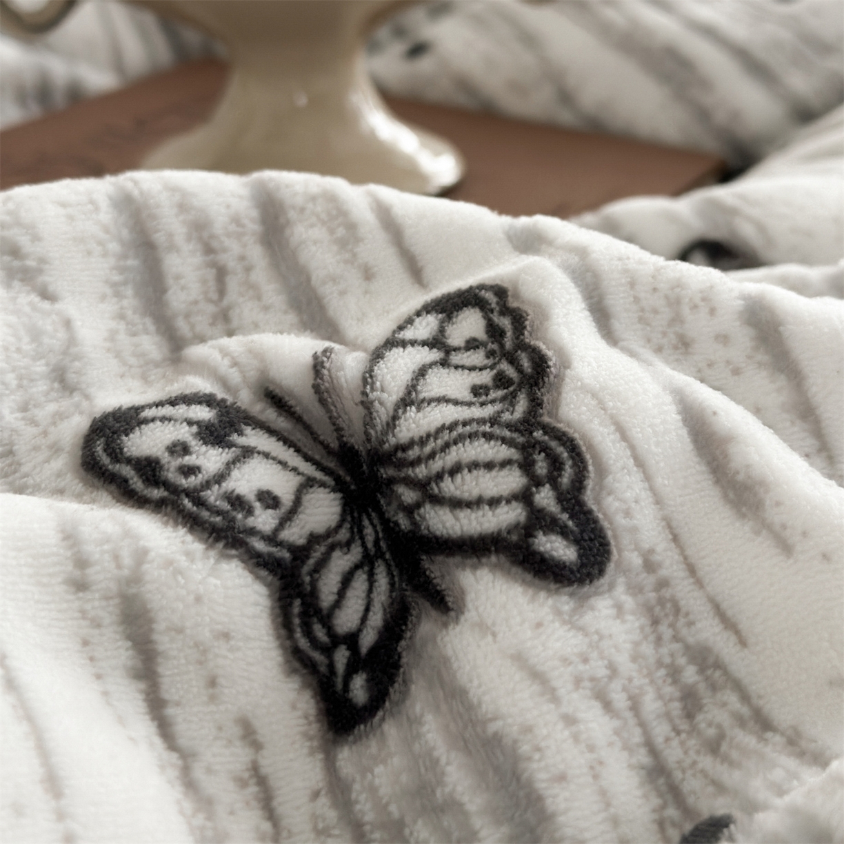 91家纺网 家纺一手货源 找家纺 梦幻之城 2025新款雕花牛奶绒系列四件套-蝶缦 蝶缦-香草灰