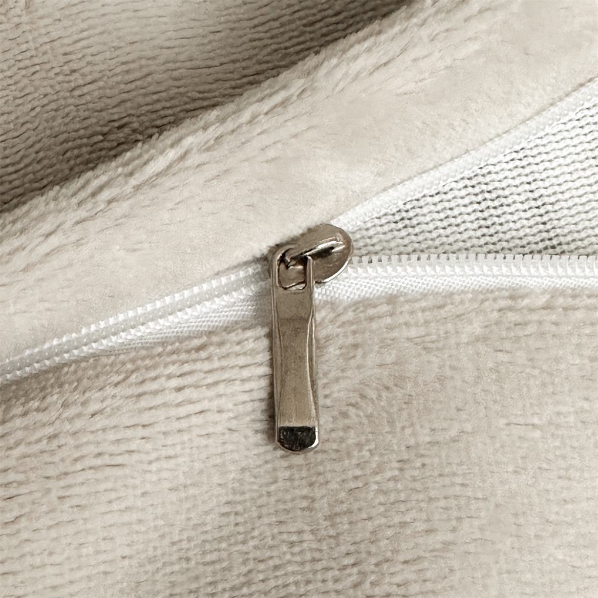 91家纺网 家纺一手货源 找家纺 梦幻之城 2025新款雕花牛奶绒系列四件套-蝶缦 蝶缦-香草灰