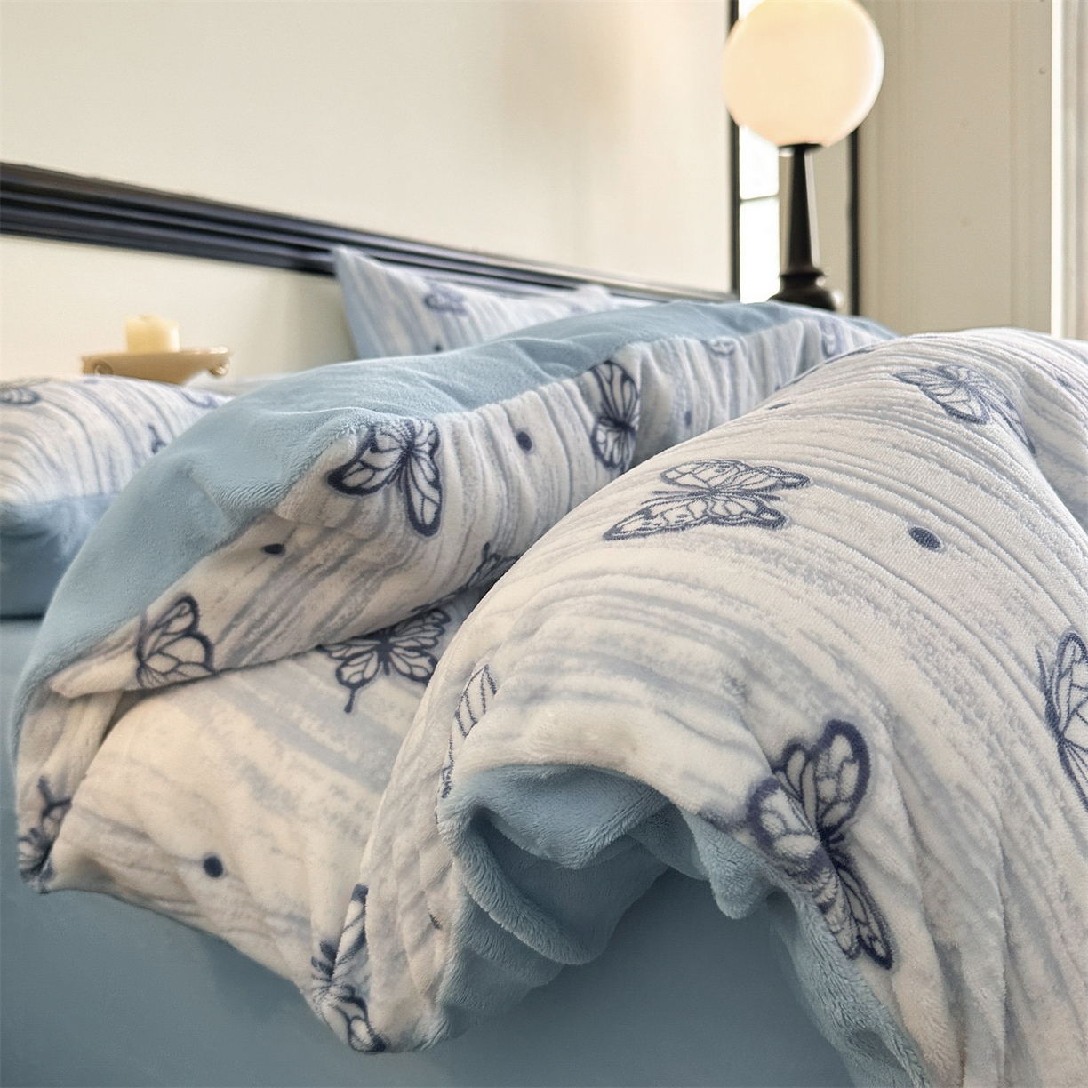 91家纺网 家纺一手货源 找家纺 梦幻之城 2025新款雕花牛奶绒系列四件套-蝶缦 蝶缦-天空蓝