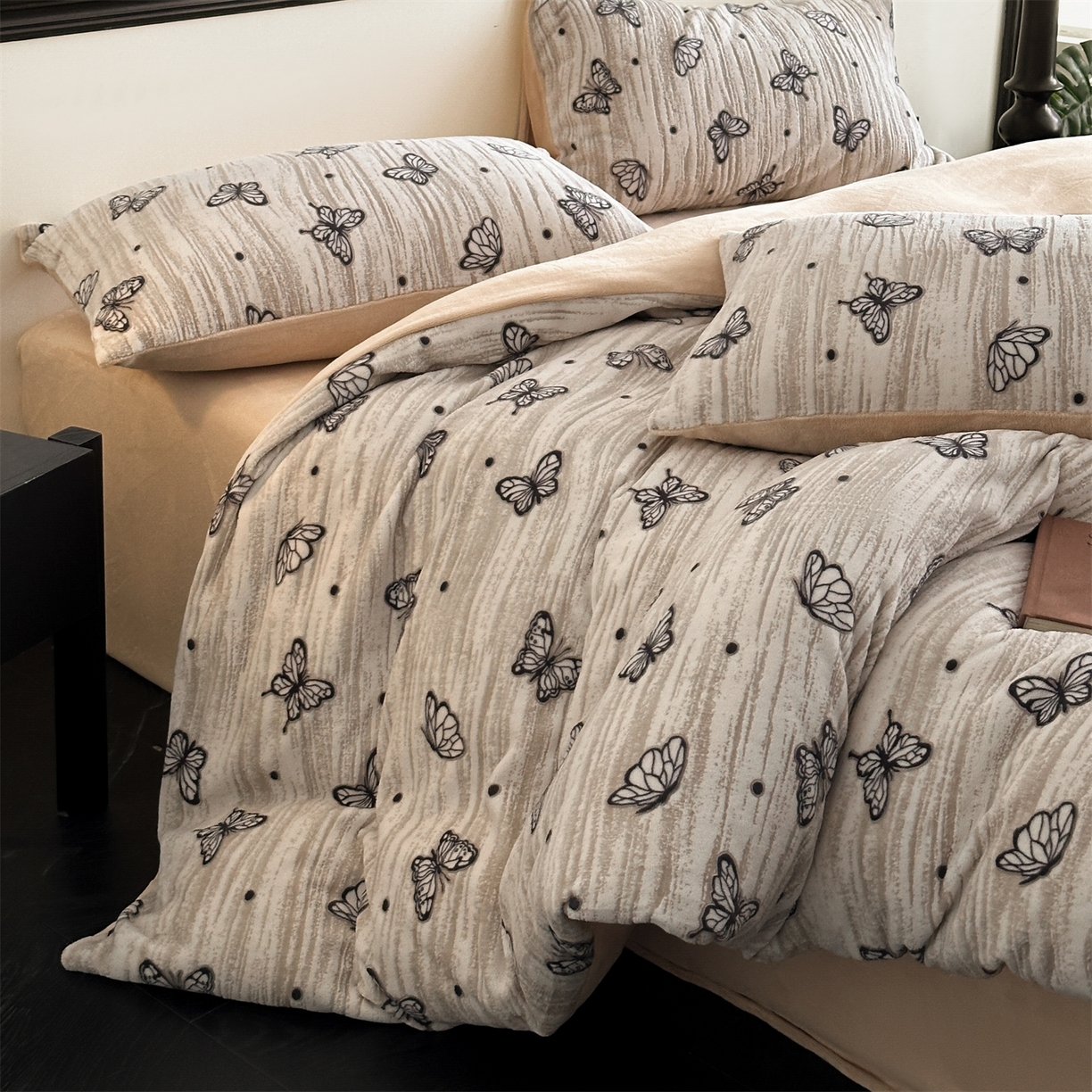 91家纺网 家纺一手货源 找家纺 梦幻之城 2025新款雕花牛奶绒系列四件套-蝶缦 蝶缦-香槟色