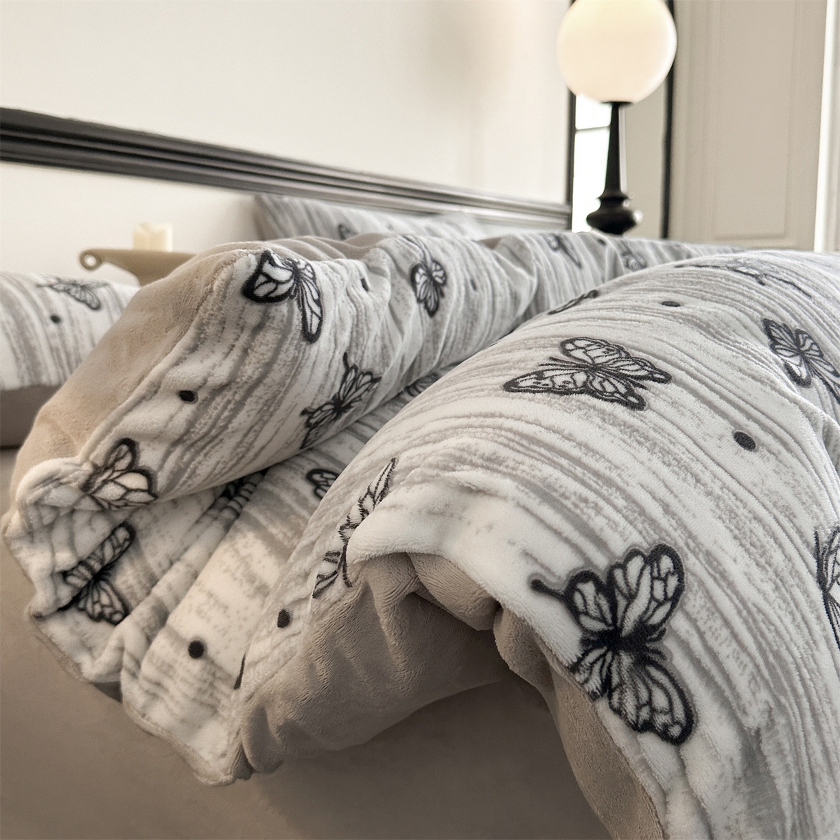 91家纺网 家纺一手货源 找家纺 梦幻之城 2025新款雕花牛奶绒系列四件套-蝶缦 蝶缦-香草灰