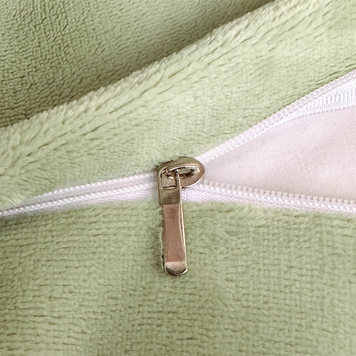 91家纺网 家纺一手货源 找家纺 梦幻之城 2025新款雕花牛奶绒系列四件套-蝶缦 蝶缦-月白绿