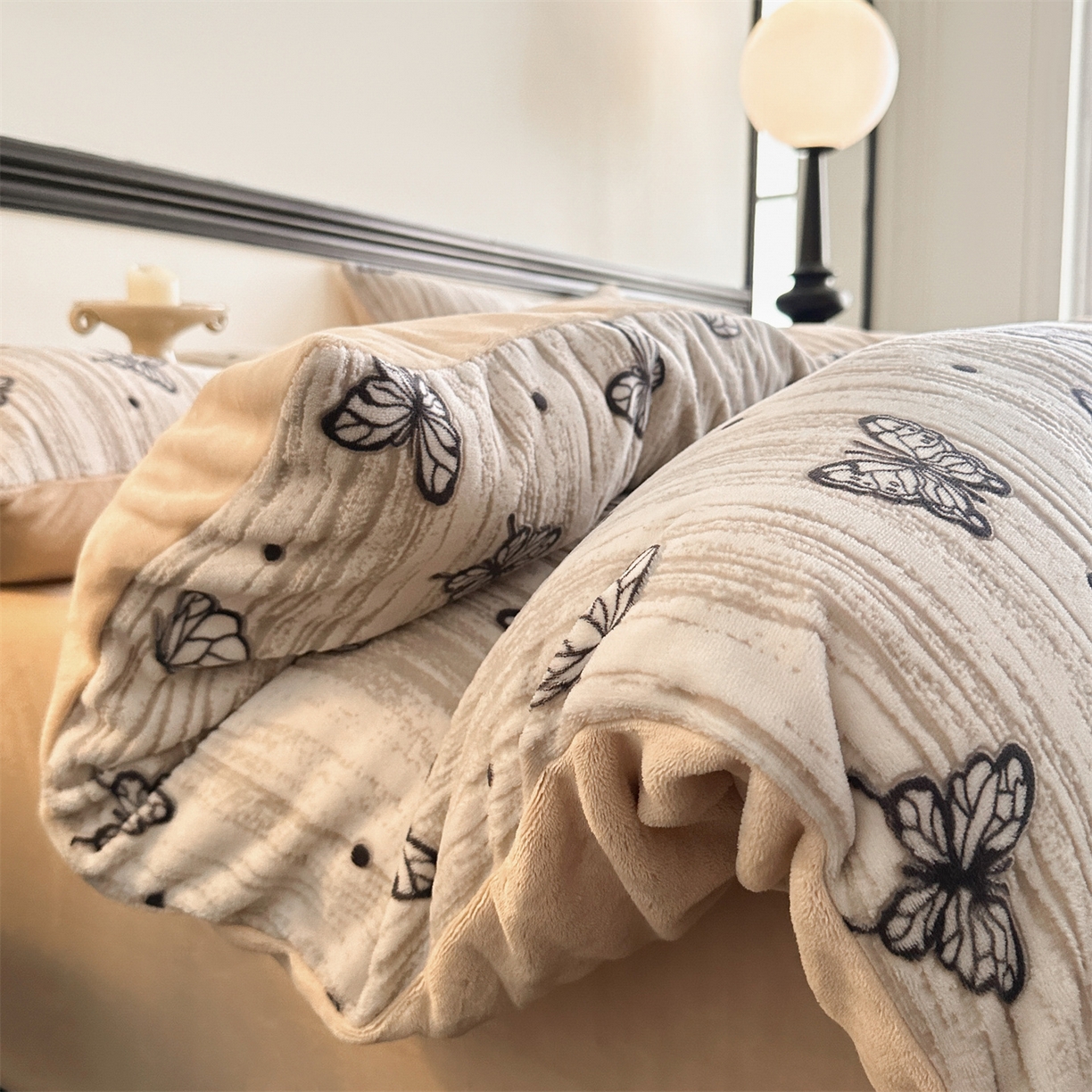 91家纺网 家纺一手货源 找家纺 梦幻之城 2025新款雕花牛奶绒系列四件套-蝶缦 蝶缦-香槟色