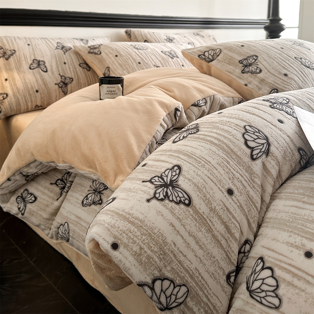 91家纺网 家纺一手货源 找家纺 梦幻之城 2025新款雕花牛奶绒系列四件套-蝶缦 蝶缦-香槟色