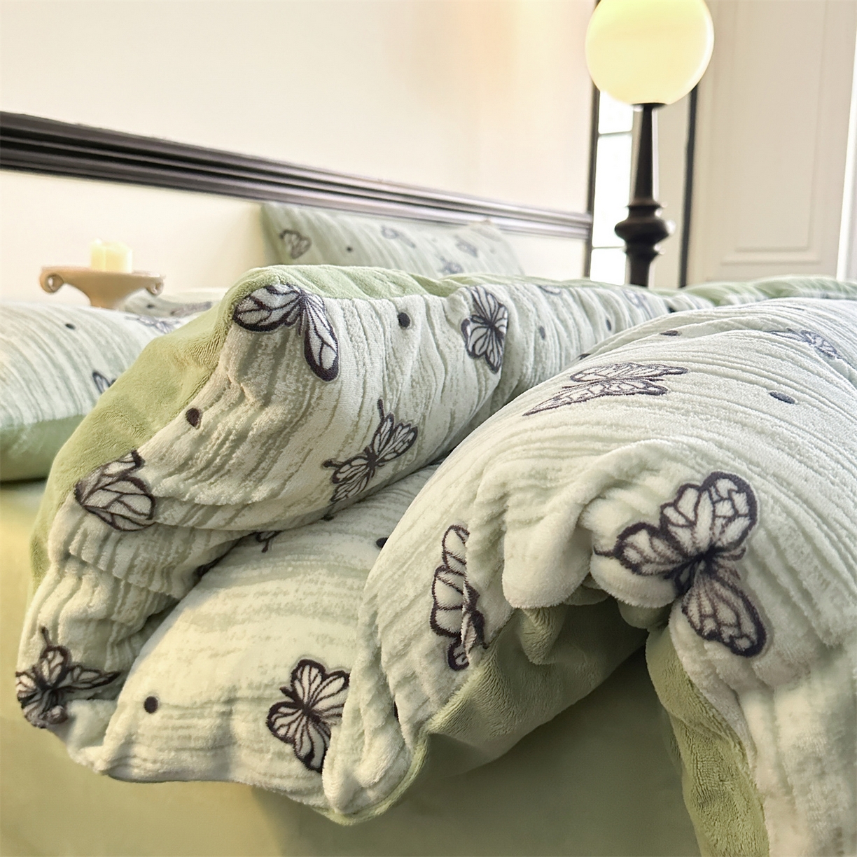 91家纺网 家纺一手货源 找家纺 梦幻之城 2025新款雕花牛奶绒系列四件套-蝶缦 蝶缦-月白绿