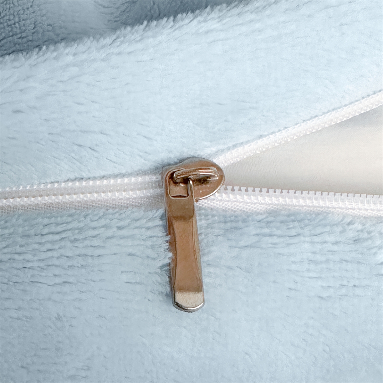 91家纺网 家纺一手货源 找家纺 梦幻之城 2025新款雕花牛奶绒系列四件套-蝶缦 蝶缦-天空蓝