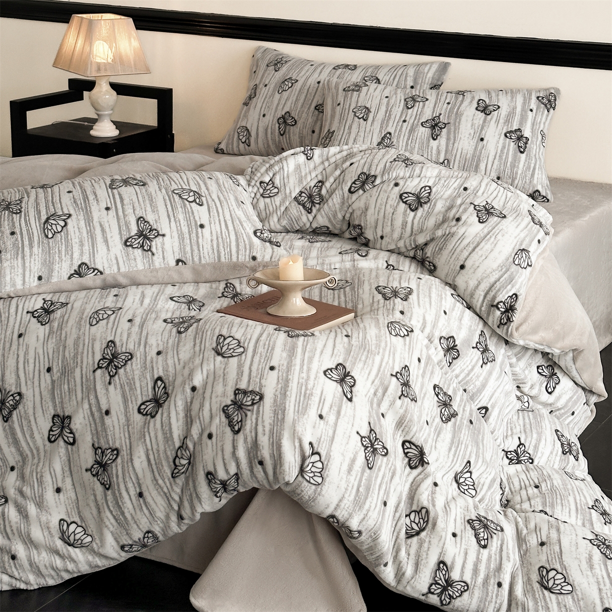 91家纺网 家纺一手货源 找家纺 梦幻之城 2025新款雕花牛奶绒系列四件套-蝶缦 蝶缦-香草灰