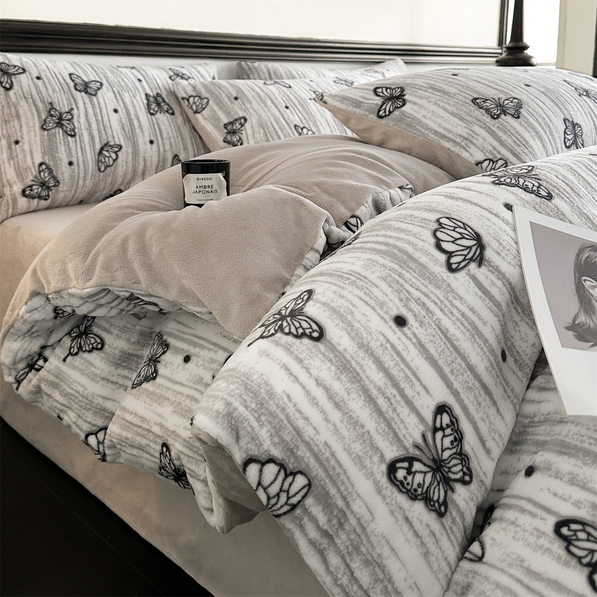 91家纺网 家纺一手货源 找家纺 梦幻之城 2025新款雕花牛奶绒系列四件套-蝶缦 蝶缦-香草灰