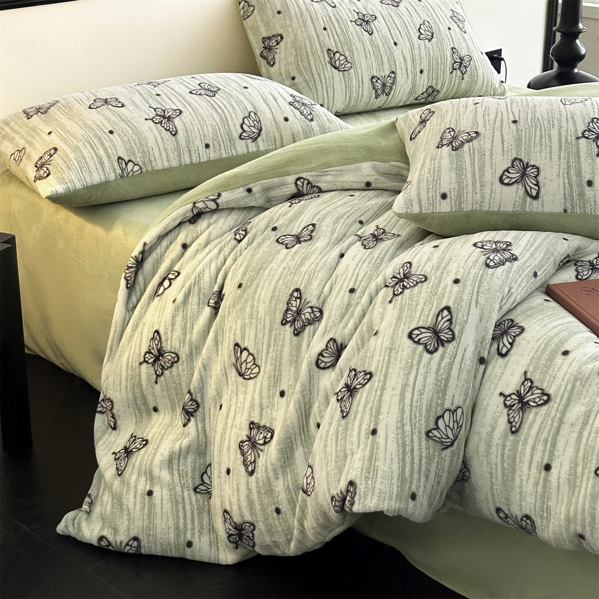 91家纺网 家纺一手货源 找家纺 梦幻之城 2025新款雕花牛奶绒系列四件套-蝶缦 蝶缦-月白绿