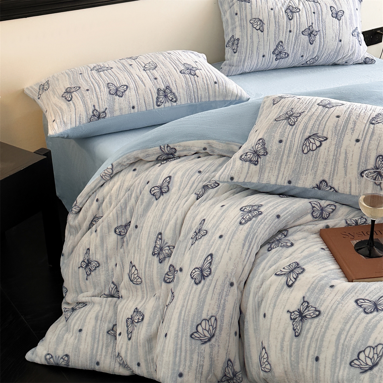 91家纺网 家纺一手货源 找家纺 梦幻之城 2025新款雕花牛奶绒系列四件套-蝶缦 蝶缦-天空蓝