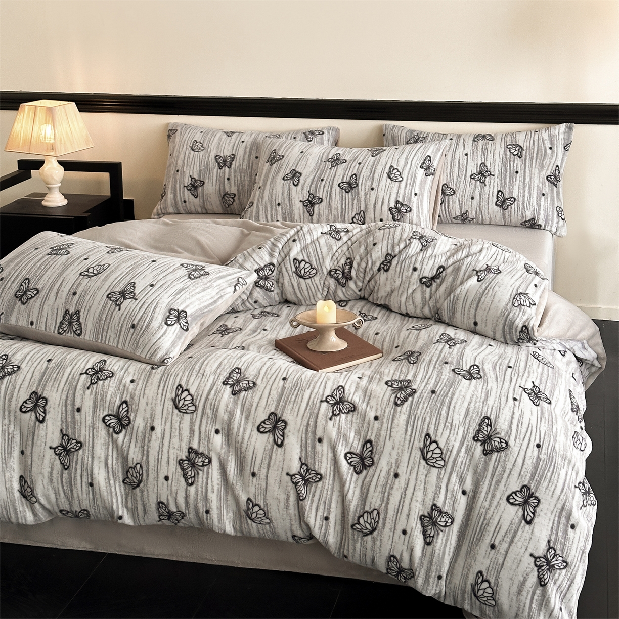 91家纺网 家纺一手货源 找家纺 梦幻之城 2025新款雕花牛奶绒系列四件套-蝶缦 蝶缦-香草灰