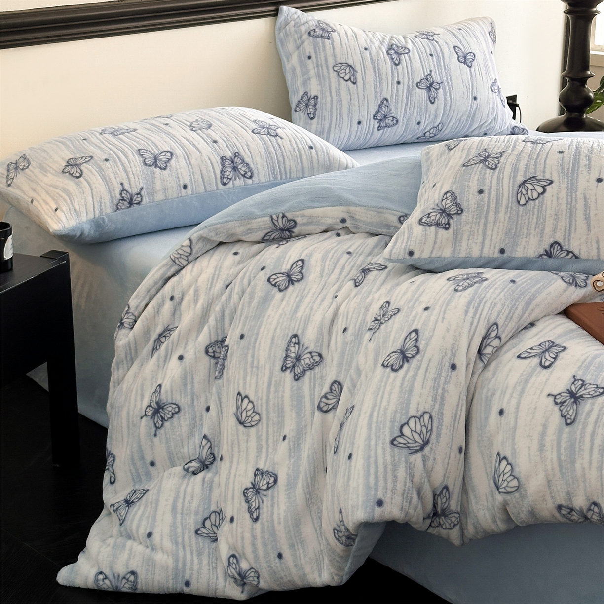 91家纺网 家纺一手货源 找家纺 梦幻之城 2025新款雕花牛奶绒系列四件套-蝶缦 蝶缦-天空蓝