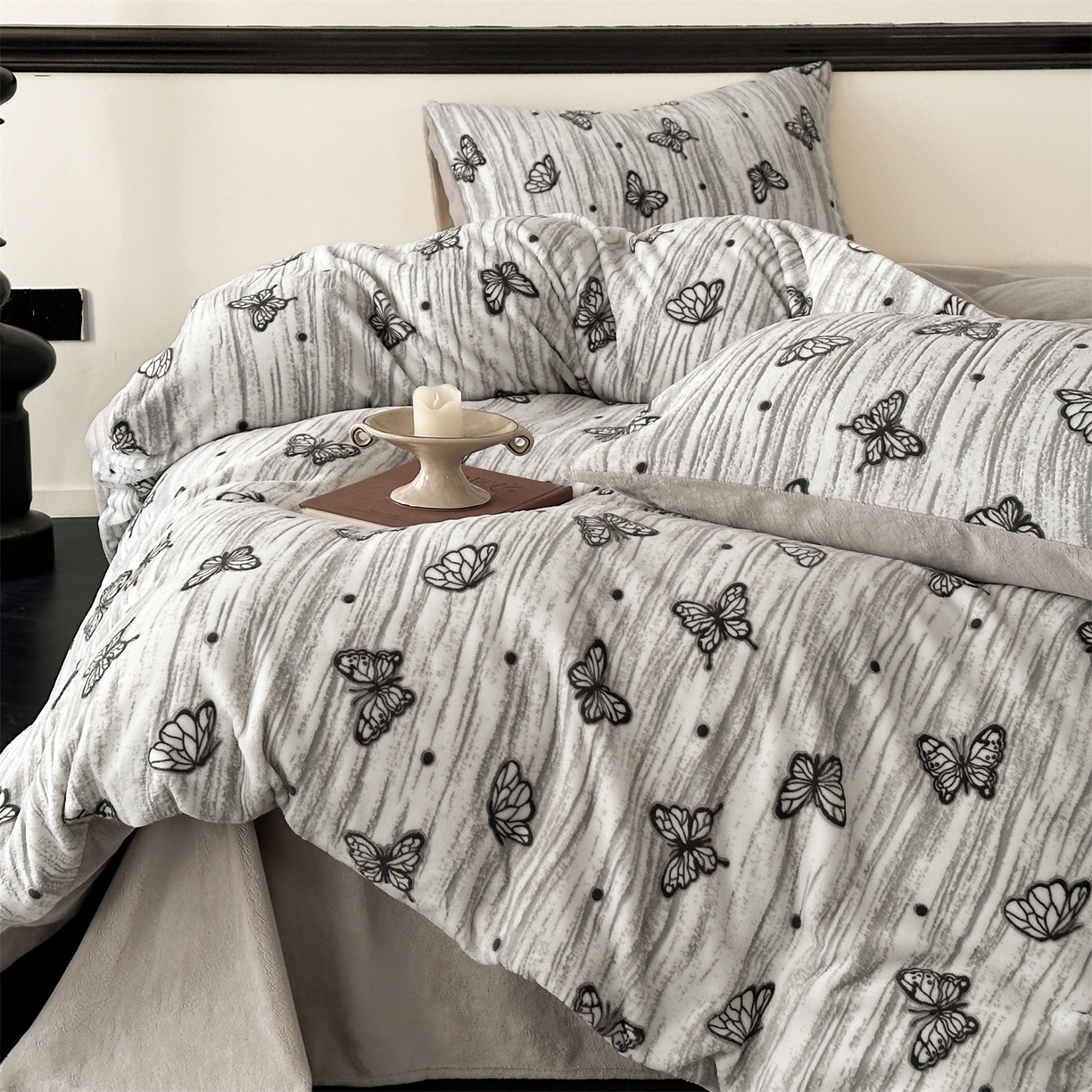 91家纺网 家纺一手货源 找家纺 梦幻之城 2025新款雕花牛奶绒系列四件套-蝶缦 蝶缦-香草灰