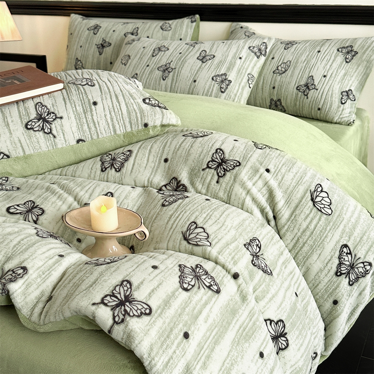 91家纺网 家纺一手货源 找家纺 梦幻之城 2025新款雕花牛奶绒系列四件套-蝶缦 蝶缦-月白绿