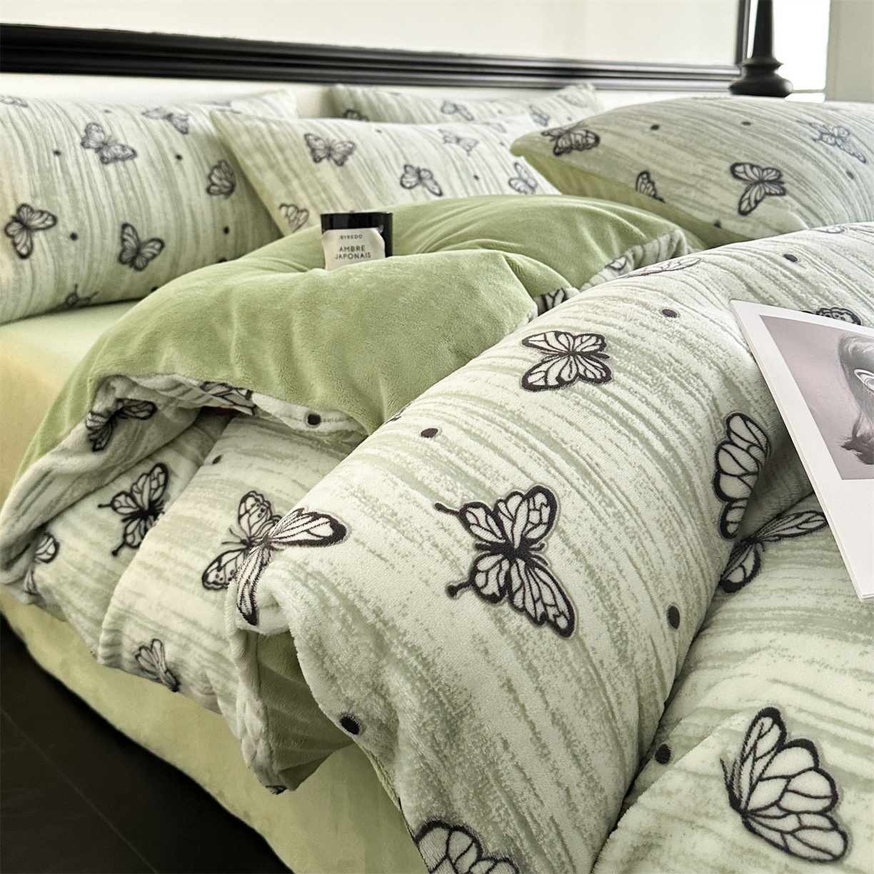 91家纺网 家纺一手货源 找家纺 梦幻之城 2025新款雕花牛奶绒系列四件套-蝶缦 蝶缦-月白绿