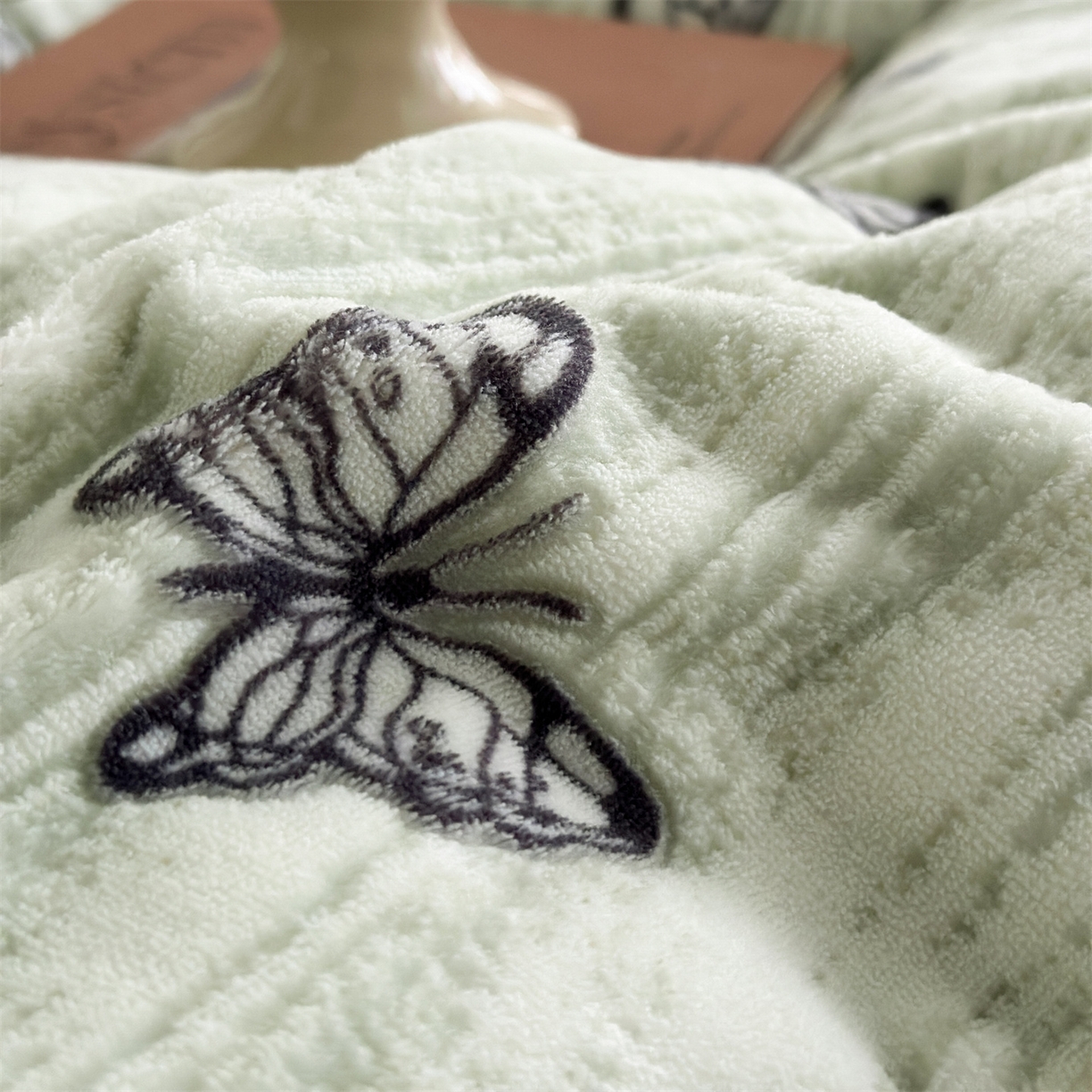 91家纺网 家纺一手货源 找家纺 梦幻之城 2025新款雕花牛奶绒系列四件套-蝶缦 蝶缦-月白绿