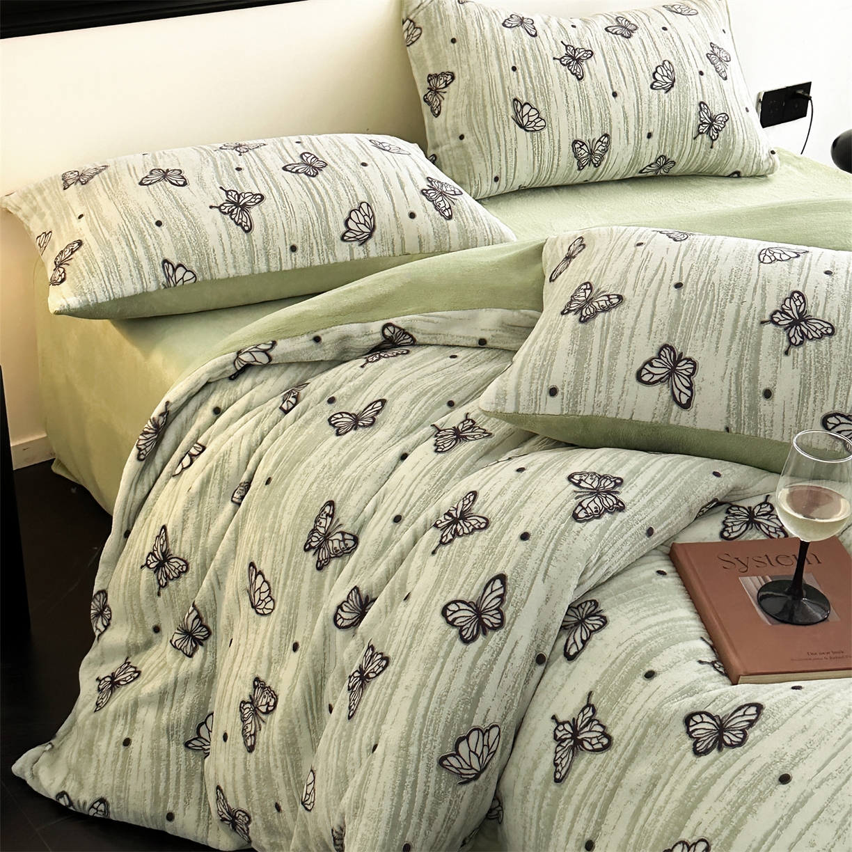 91家纺网 家纺一手货源 找家纺 梦幻之城 2025新款雕花牛奶绒系列四件套-蝶缦 蝶缦-月白绿