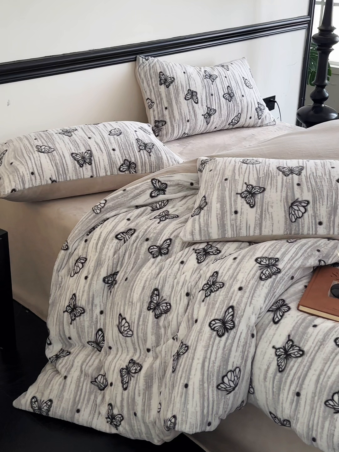 91家纺网 家纺一手货源 找家纺 梦幻之城 2025新款雕花牛奶绒系列四件套-蝶缦 蝶缦-香草灰