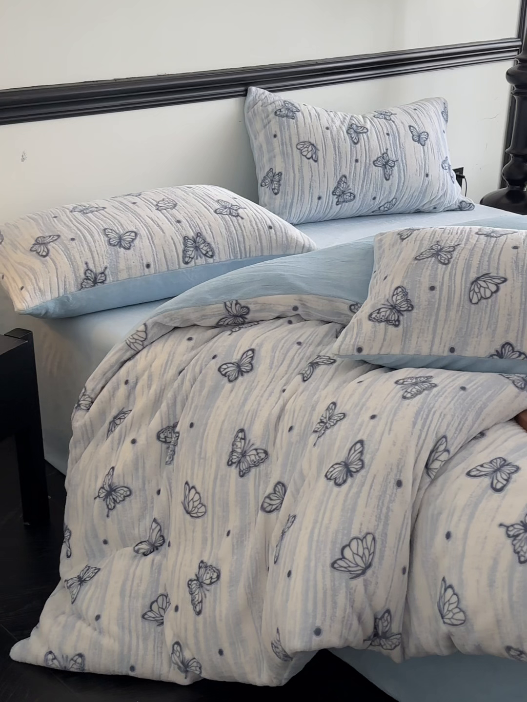 91家纺网 家纺一手货源 找家纺 梦幻之城 2025新款雕花牛奶绒系列四件套-蝶缦 蝶缦-天空蓝