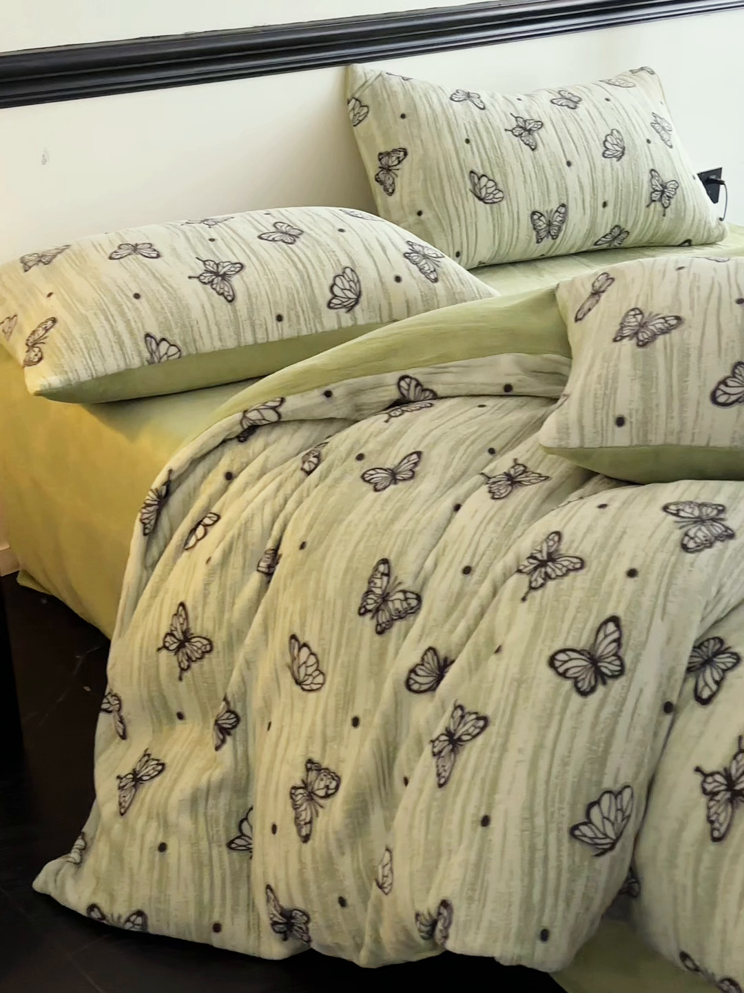 91家纺网 家纺一手货源 找家纺 梦幻之城 2025新款雕花牛奶绒系列四件套-蝶缦 蝶缦-月白绿