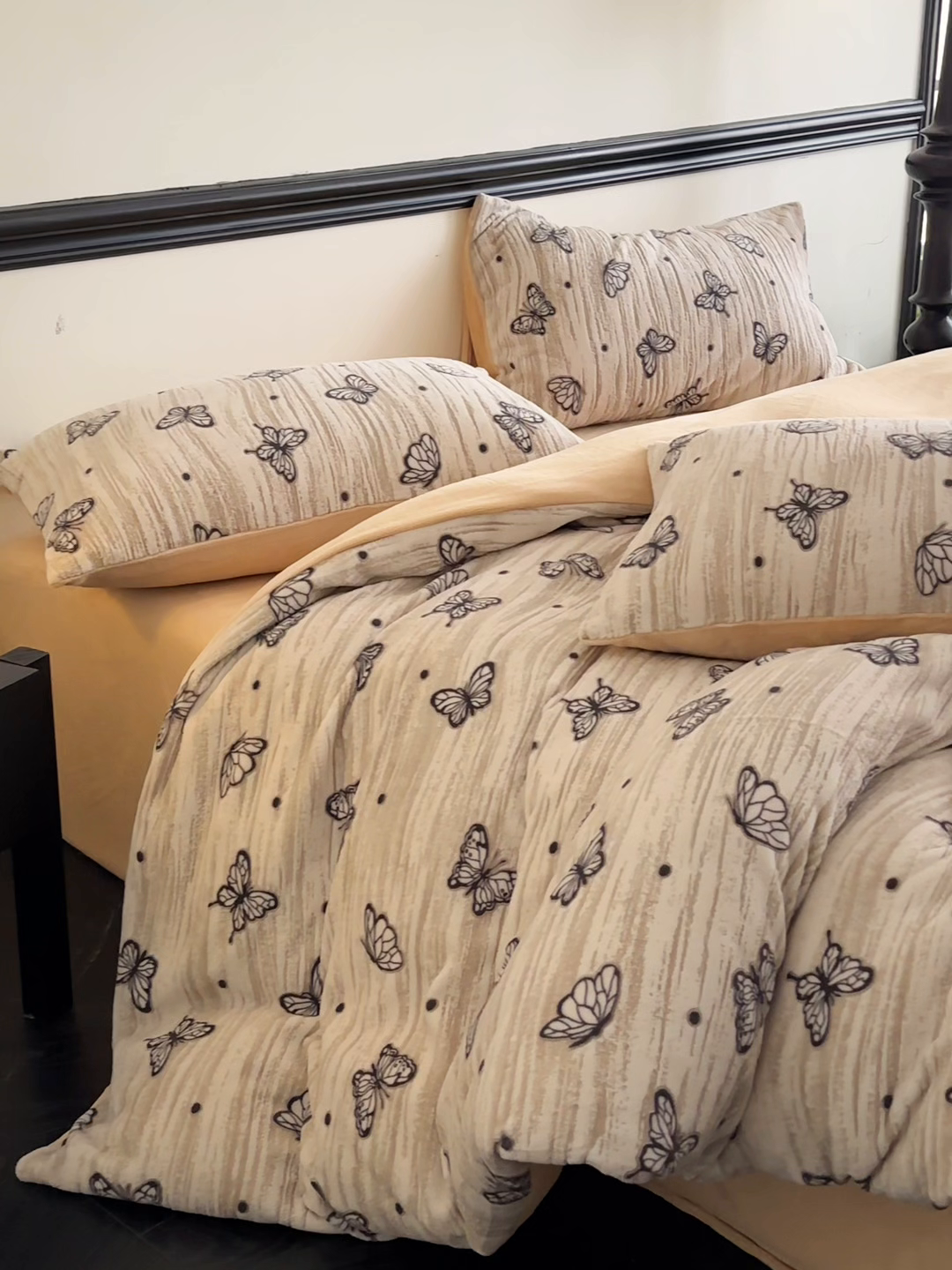 91家纺网 家纺一手货源 找家纺 梦幻之城 2025新款雕花牛奶绒系列四件套-蝶缦 蝶缦-香槟色