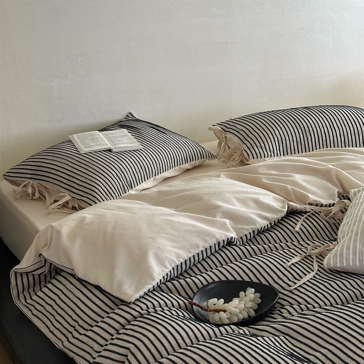 91家纺网 家纺一手货源 找家纺 （总）小春日和 2025新款纯棉棉麻民宿中性风四件套高端全棉人字纹条纹被套加大纯色床单1.8床笠男士四件套