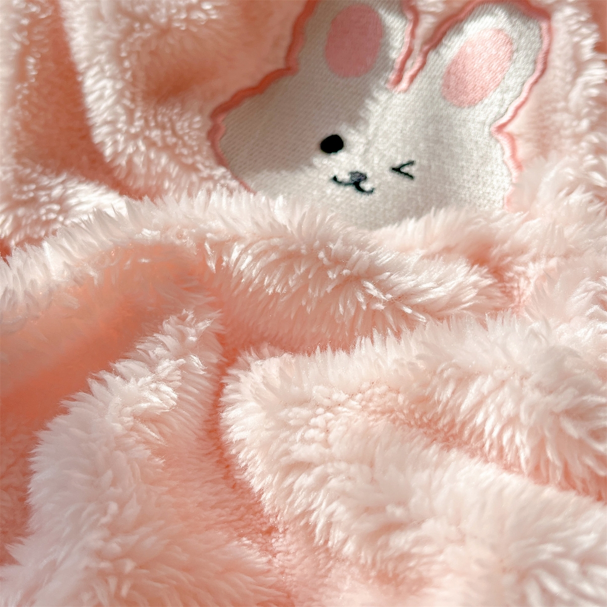 91家纺网 家纺一手货源 找家纺 梦幻之城 2025新款北极绒绣花系列四件套-萌宠 萌宠-靓粉