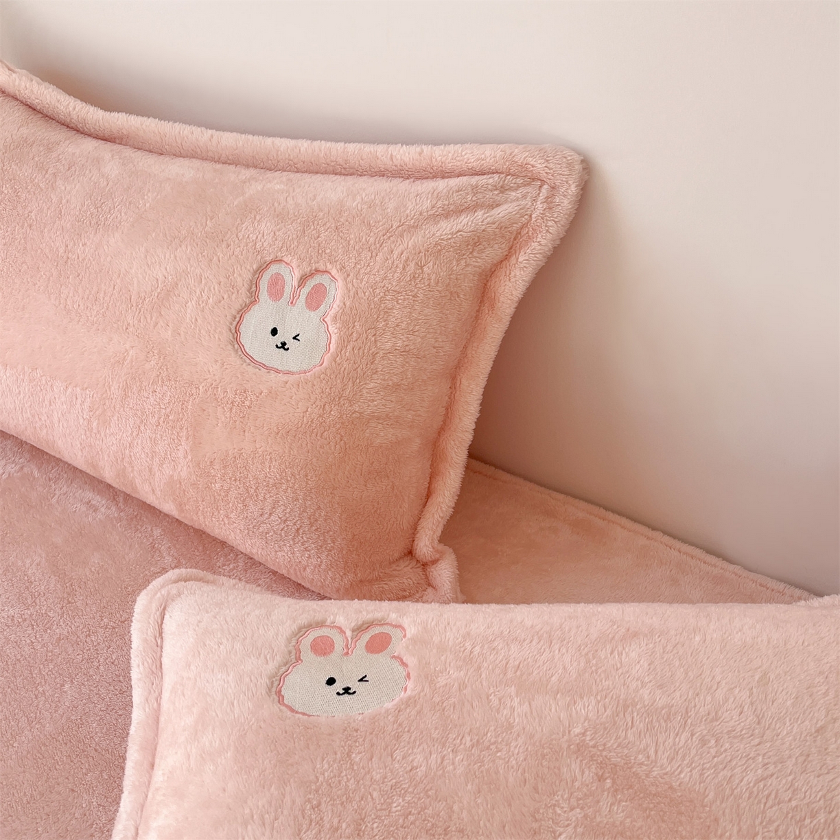 91家纺网 家纺一手货源 找家纺 梦幻之城 2025新款北极绒绣花系列四件套-萌宠 萌宠-靓粉