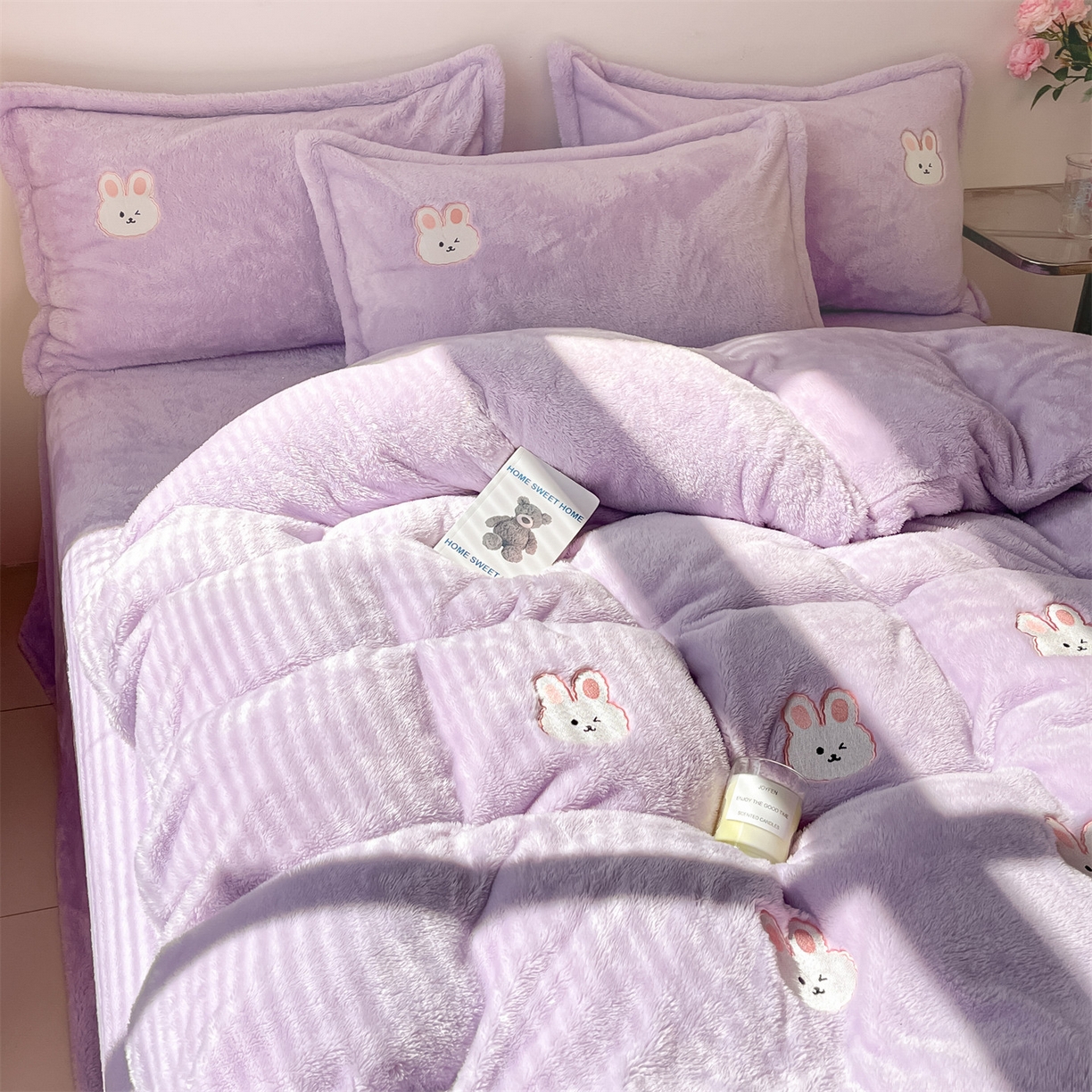 91家纺网 家纺一手货源 找家纺 梦幻之城 2025新款北极绒绣花系列四件套-萌宠 萌宠-丁香紫