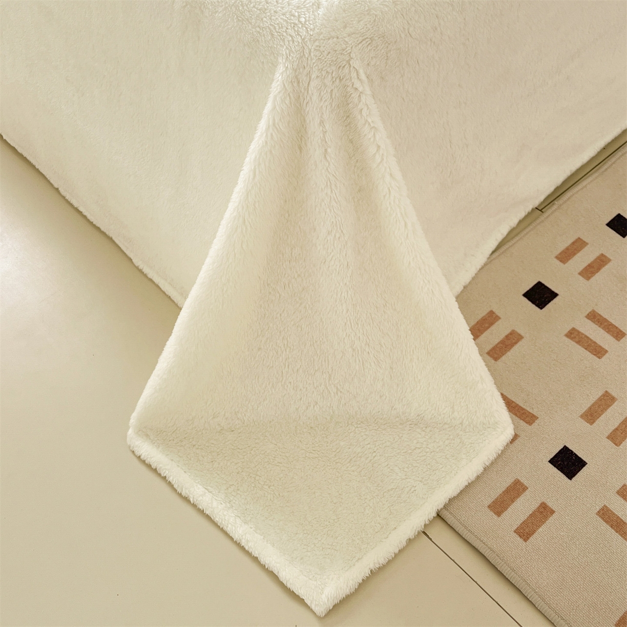 91家纺网 家纺一手货源 找家纺 梦幻之城 2025新款北极绒绣花系列四件套-萌宠 萌宠-奶白