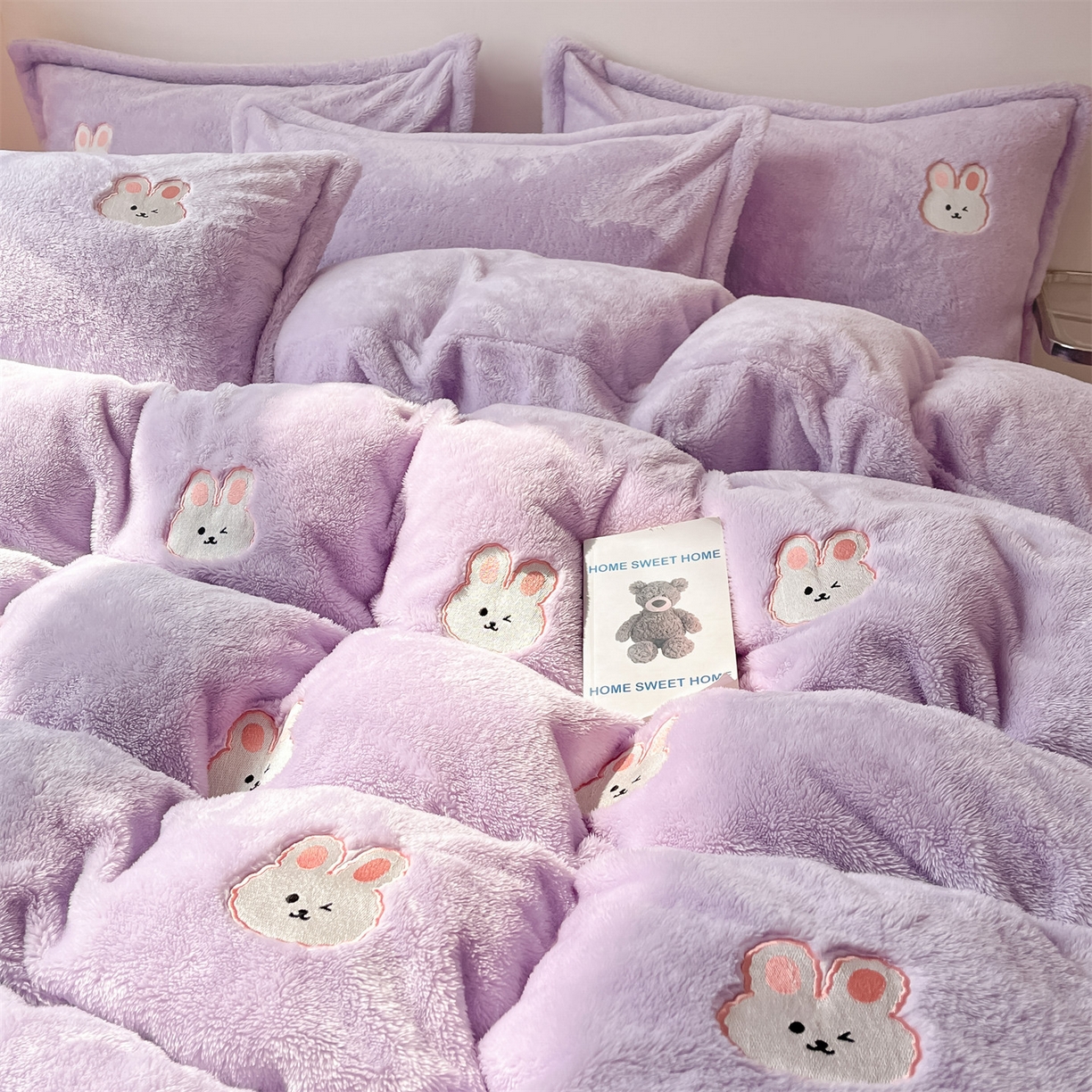 91家纺网 家纺一手货源 找家纺 梦幻之城 2025新款北极绒绣花系列四件套-萌宠 萌宠-丁香紫