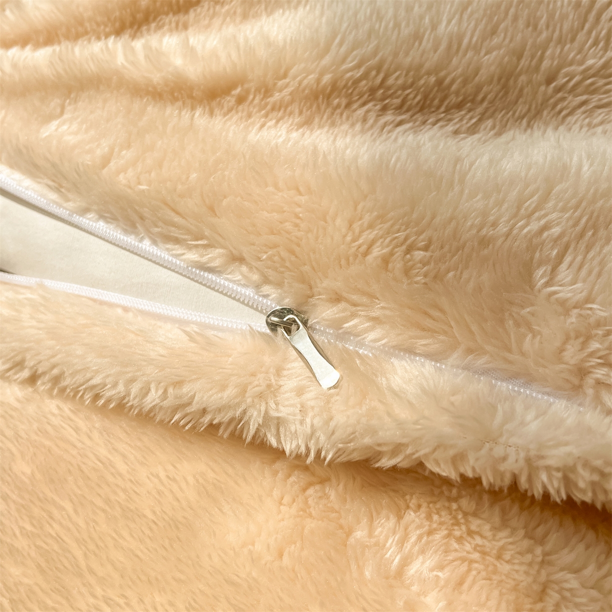 91家纺网 家纺一手货源 找家纺 梦幻之城 2025新款北极绒绣花系列四件套-萌宠 萌宠-香槟色