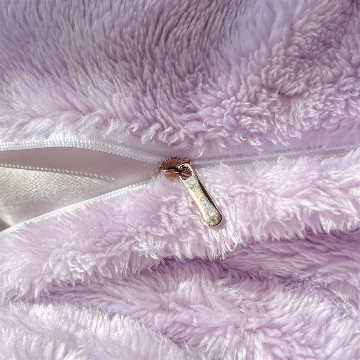 91家纺网 家纺一手货源 找家纺 梦幻之城 2025新款北极绒绣花系列四件套-萌宠 萌宠-丁香紫