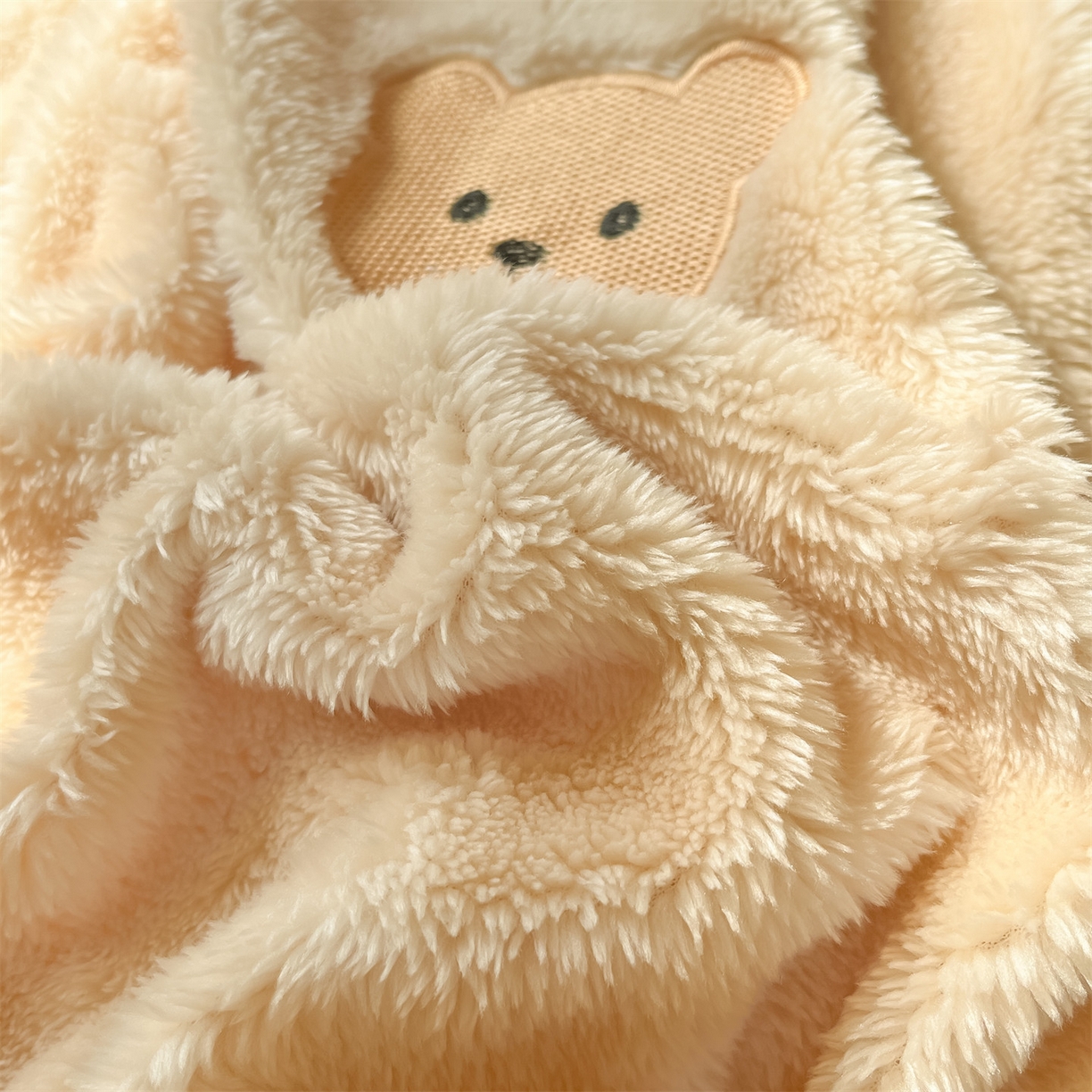 91家纺网 家纺一手货源 找家纺 梦幻之城 2025新款北极绒绣花系列四件套-萌宠 萌宠-香槟色