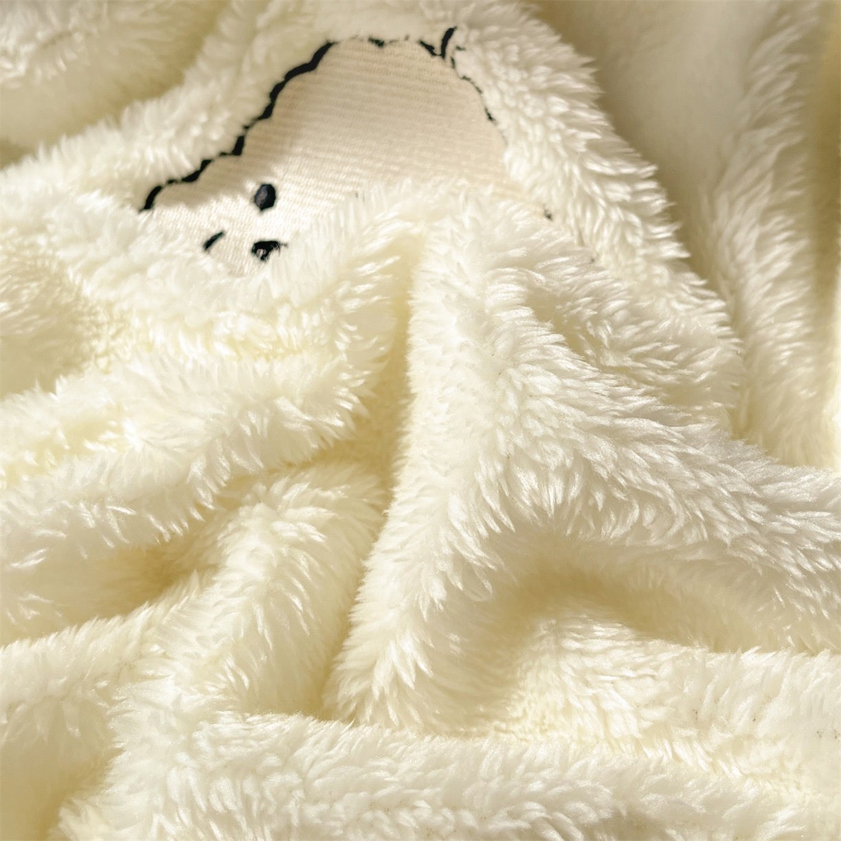 91家纺网 家纺一手货源 找家纺 梦幻之城 2025新款北极绒绣花系列四件套-萌宠 萌宠-奶白