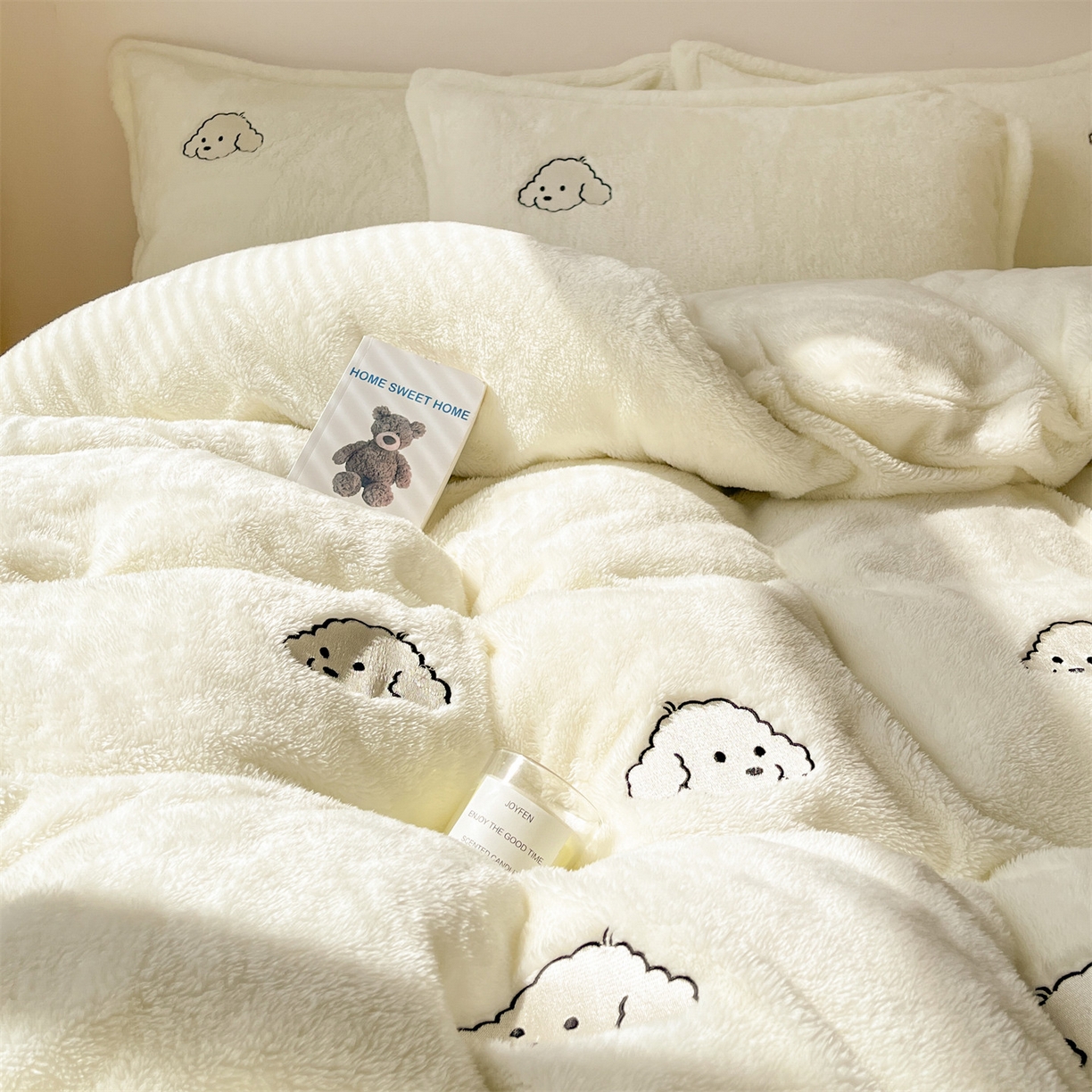 91家纺网 家纺一手货源 找家纺 梦幻之城 2025新款北极绒绣花系列四件套-萌宠 萌宠-奶白