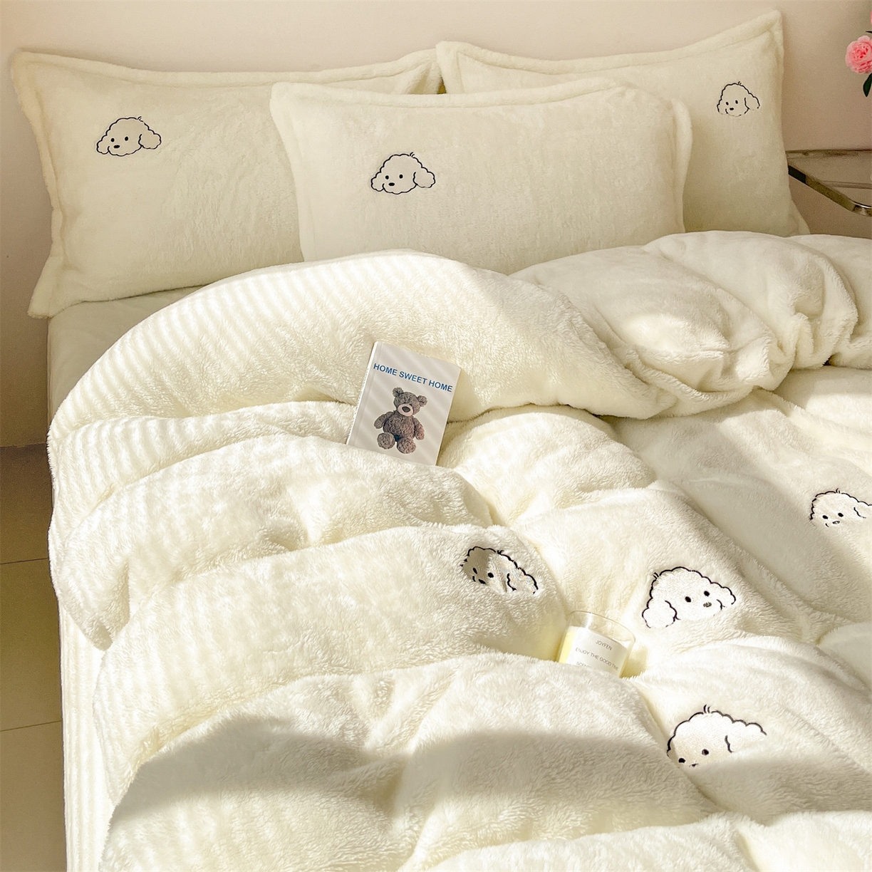 91家纺网 家纺一手货源 找家纺 梦幻之城 2025新款北极绒绣花系列四件套-萌宠 萌宠-奶白