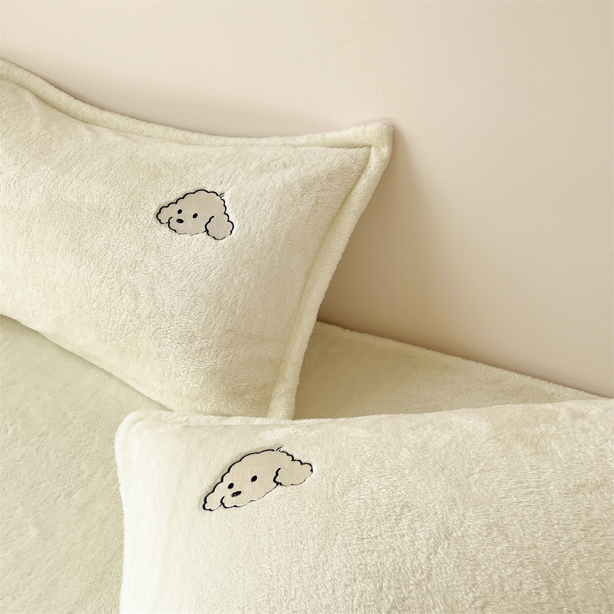 91家纺网 家纺一手货源 找家纺 梦幻之城 2025新款北极绒绣花系列四件套-萌宠 萌宠-奶白