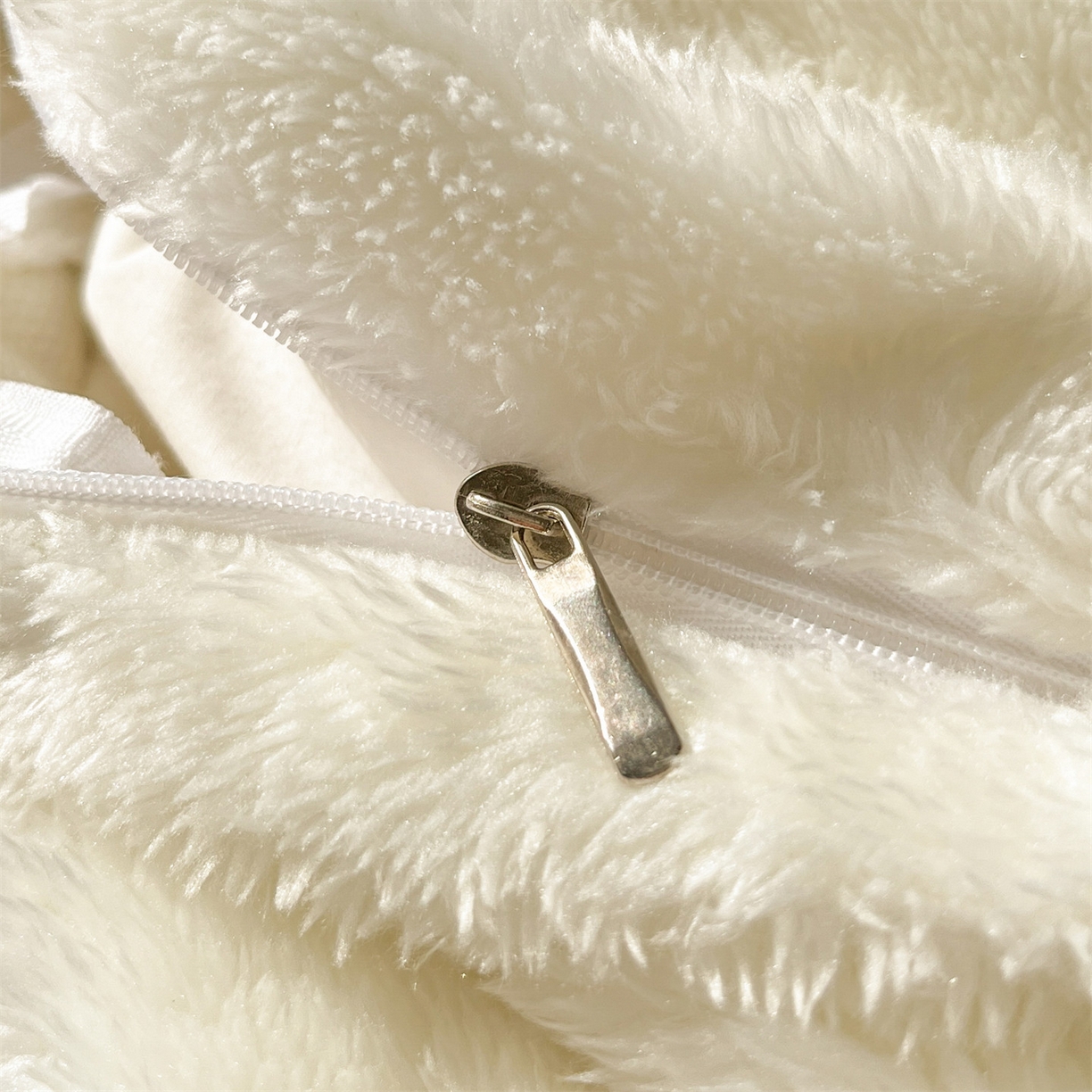 91家纺网 家纺一手货源 找家纺 梦幻之城 2025新款北极绒绣花系列四件套-萌宠 萌宠-奶白