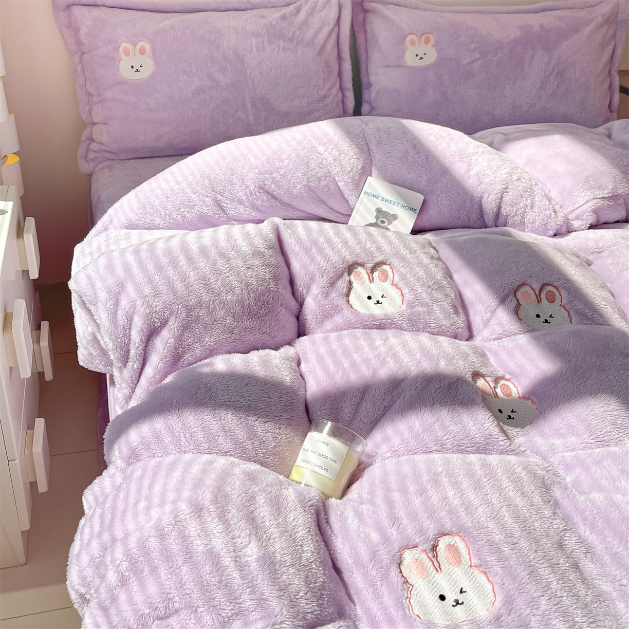 91家纺网 家纺一手货源 找家纺 梦幻之城 2025新款北极绒绣花系列四件套-萌宠 萌宠-丁香紫