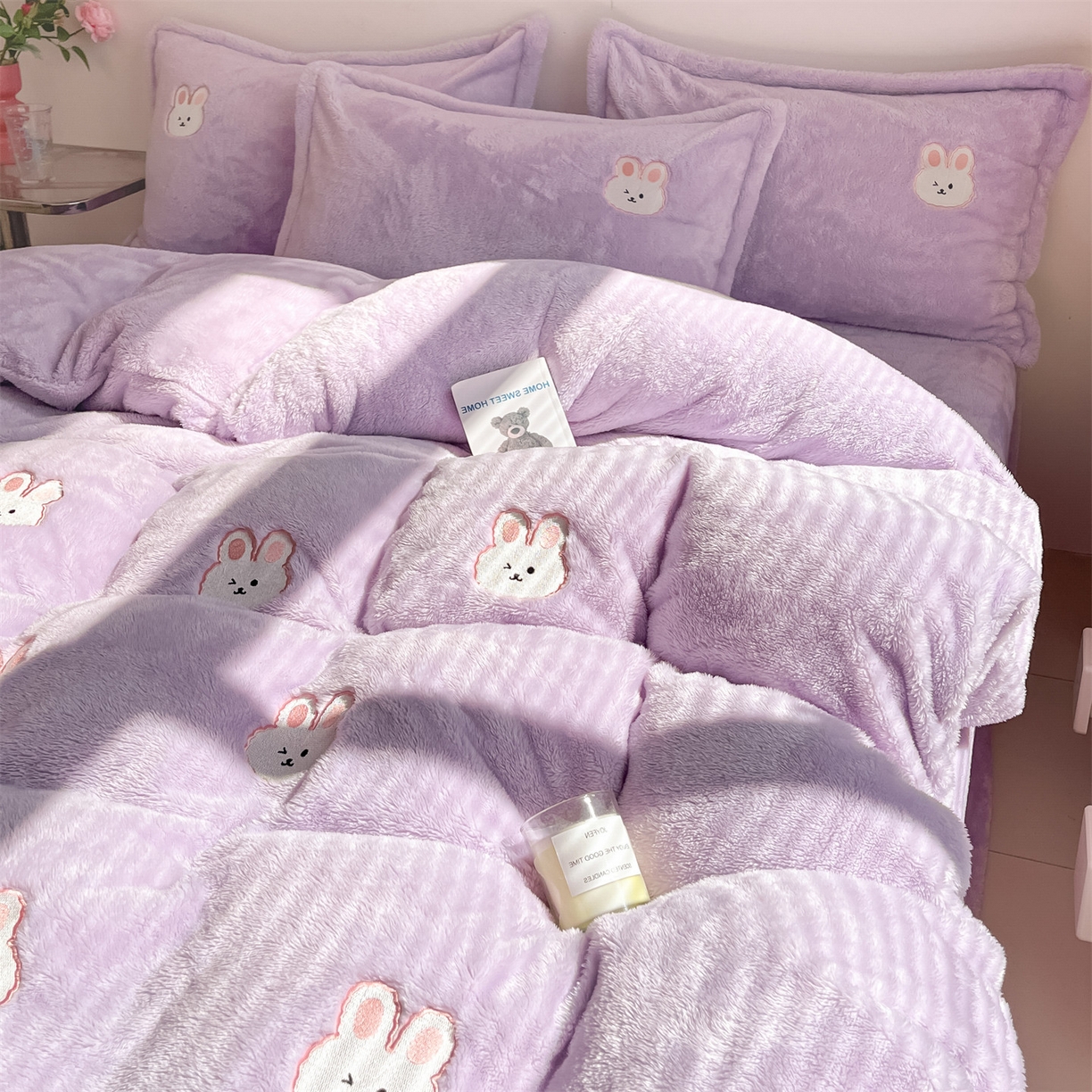 91家纺网 家纺一手货源 找家纺 梦幻之城 2025新款北极绒绣花系列四件套-萌宠 萌宠-丁香紫