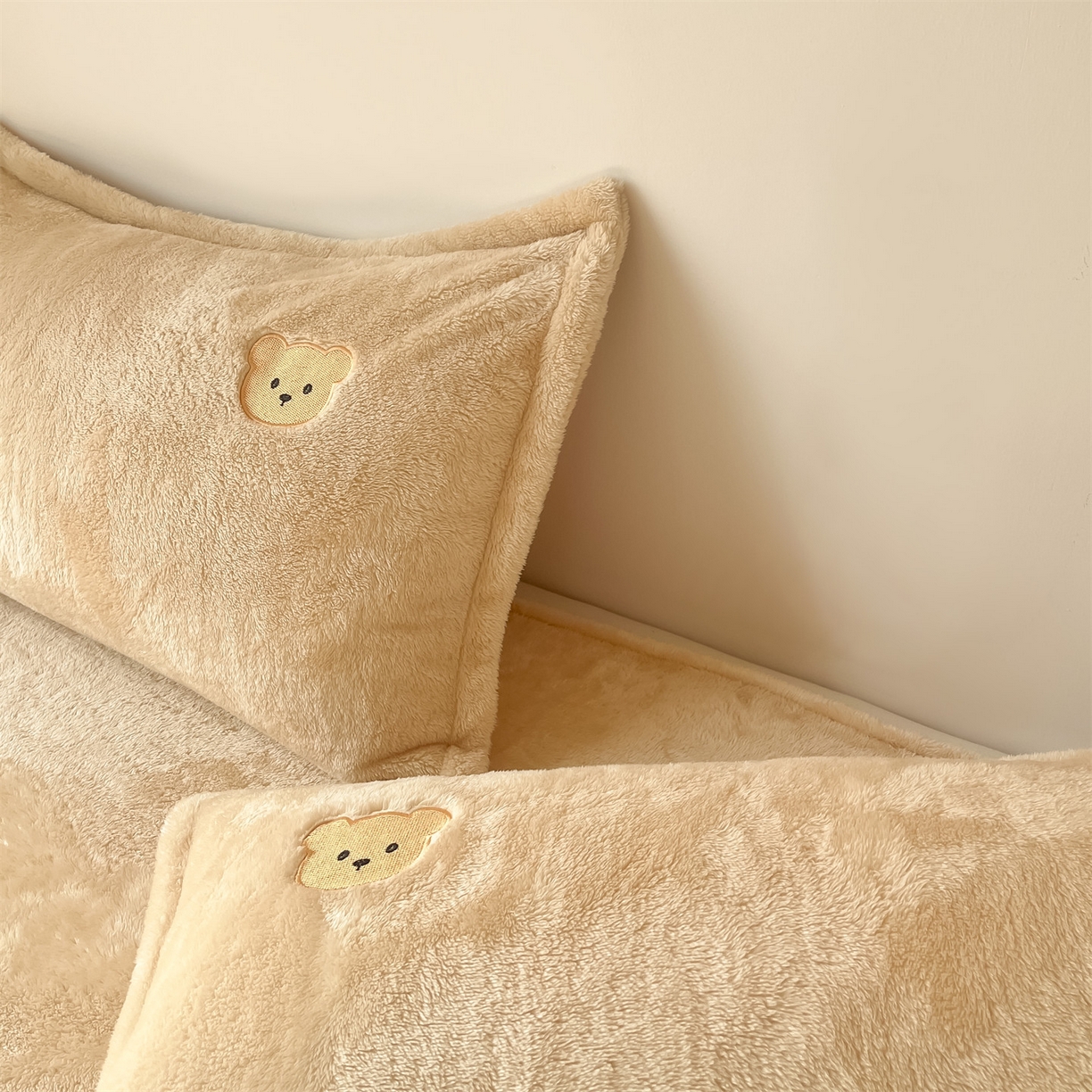 91家纺网 家纺一手货源 找家纺 梦幻之城 2025新款北极绒绣花系列四件套-萌宠 萌宠-香槟色