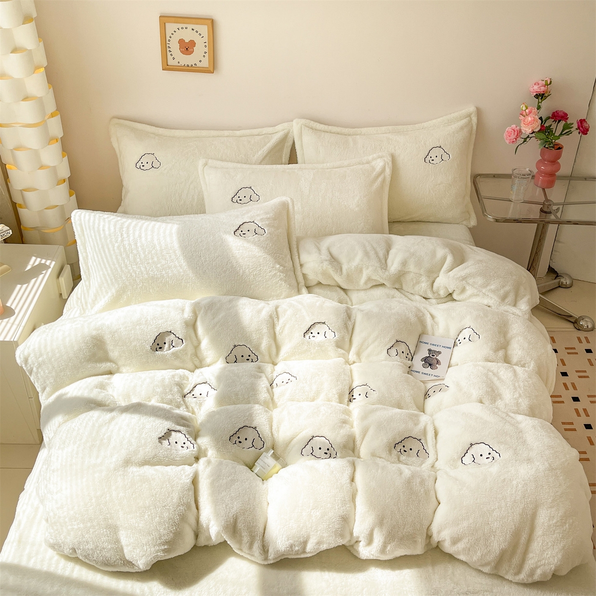 91家纺网 家纺一手货源 找家纺 梦幻之城 2025新款北极绒绣花系列四件套-萌宠 萌宠-奶白